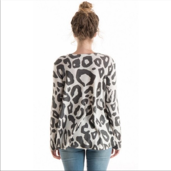 Super soft and cuddly Leopard print sublimated knit Sweater. Medium - Picture 4 of 4